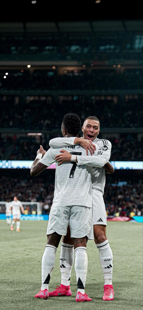 欧文突破防守助攻制胜（欧文强突妙传送出制胜助攻）